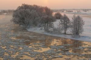 Mroźna zima nad Bugiem, okolice Broku - Polska, fot. Marek Lejbrandt